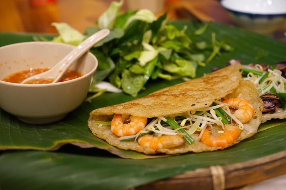 Đừng qu&ecirc;n nếm thử b&aacute;nh x&egrave;o t&ocirc;m nhảy, nem chợ Huyện v&agrave; hải sản tươi sống.